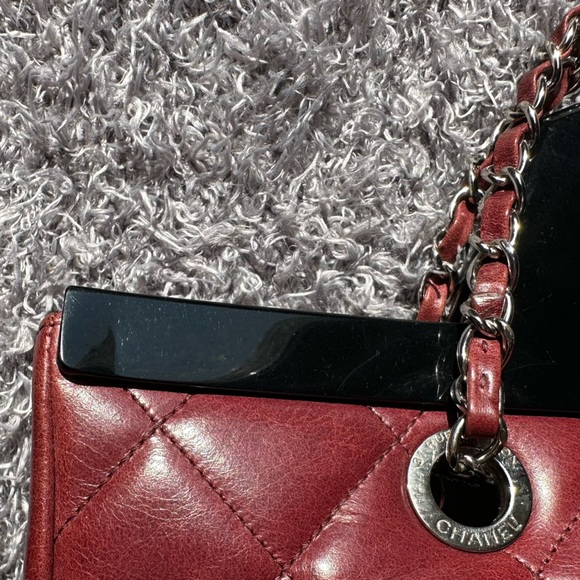 Preowned - CHANEL
Glazed Calfskin Quilted Small CC Delivery Tote Burgundy - Picture 16 of 16